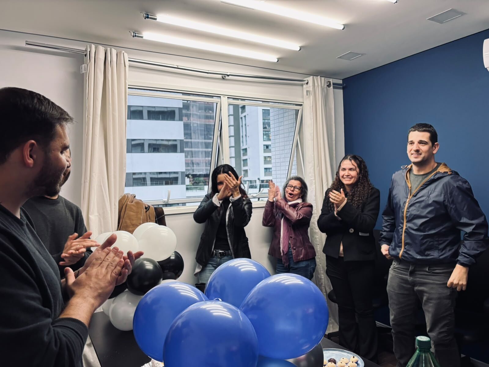 Time comemorando junto no escritório